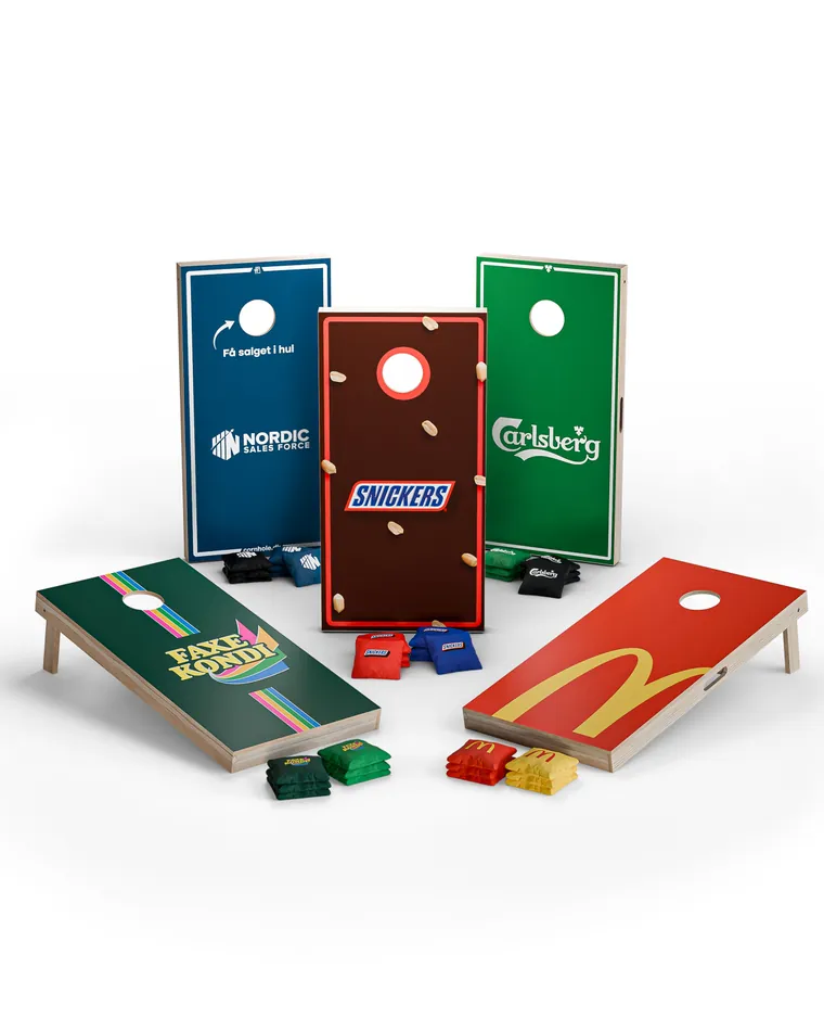 Aangepast gebrandmerkte cornhole borden in een werkplek setting